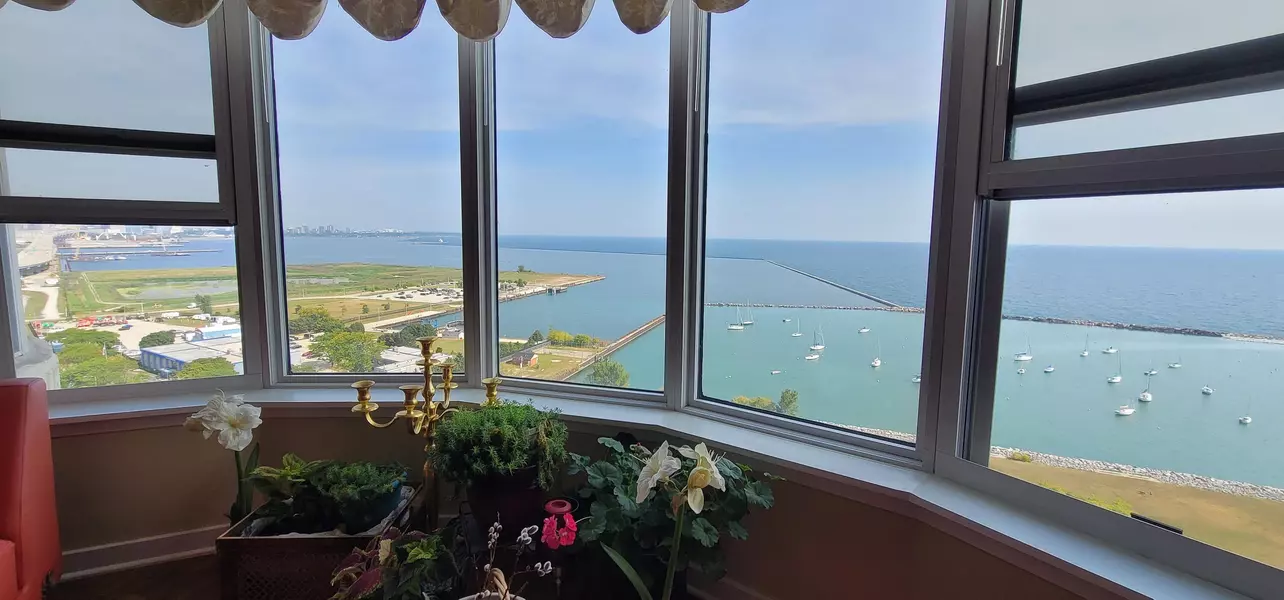 2525 S Shore Dr Unit 18D, Milwaukee, WI 53207