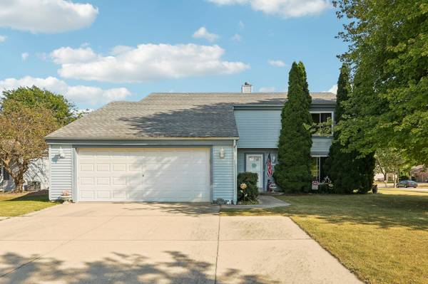 8150 S Waring Dr, Oak Creek, WI 53154