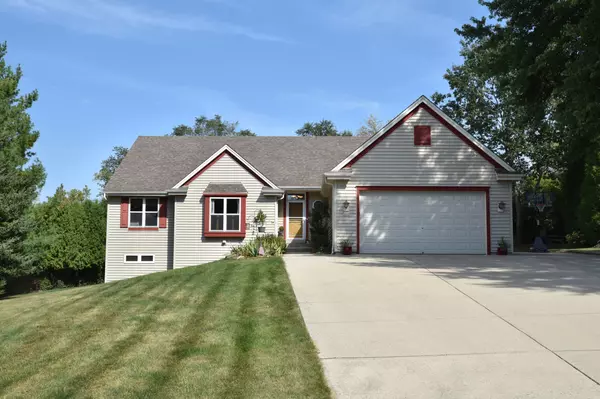 3530 S Woodland Ct, New Berlin, WI 53146