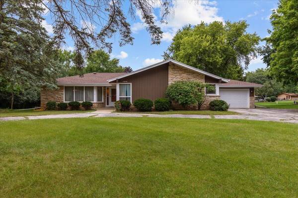 14500 Woodridge Cir, Brookfield, WI 53005