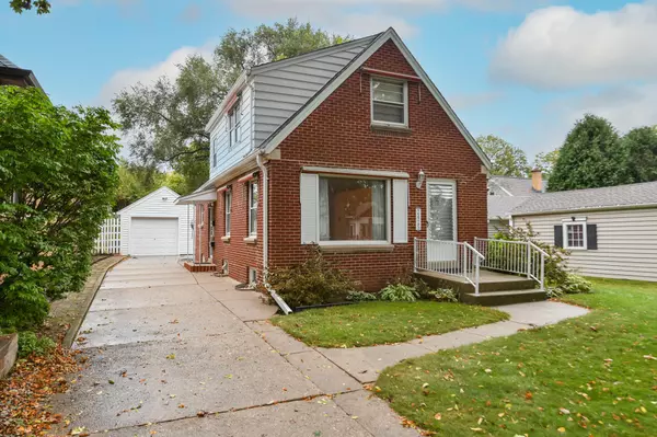 2425 N 74th St, Wauwatosa, WI 53213