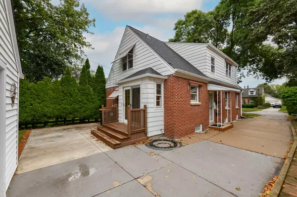 Wauwatosa, WI 53213,2425 N 74th St