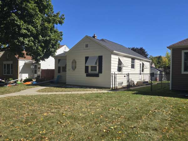 2436 S 61st St, West Allis, WI 53219