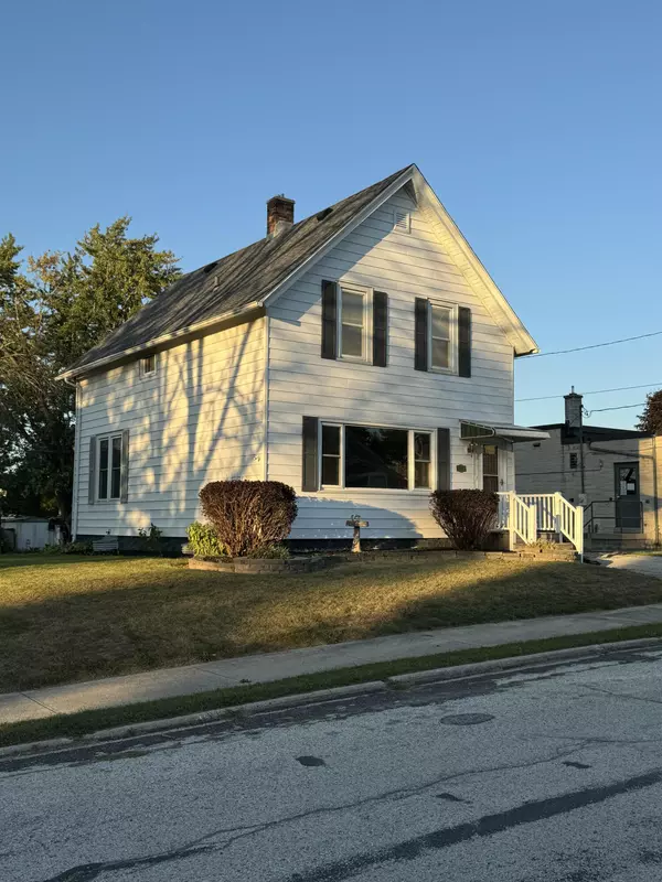 142 Lincoln St, Valders, WI 54245