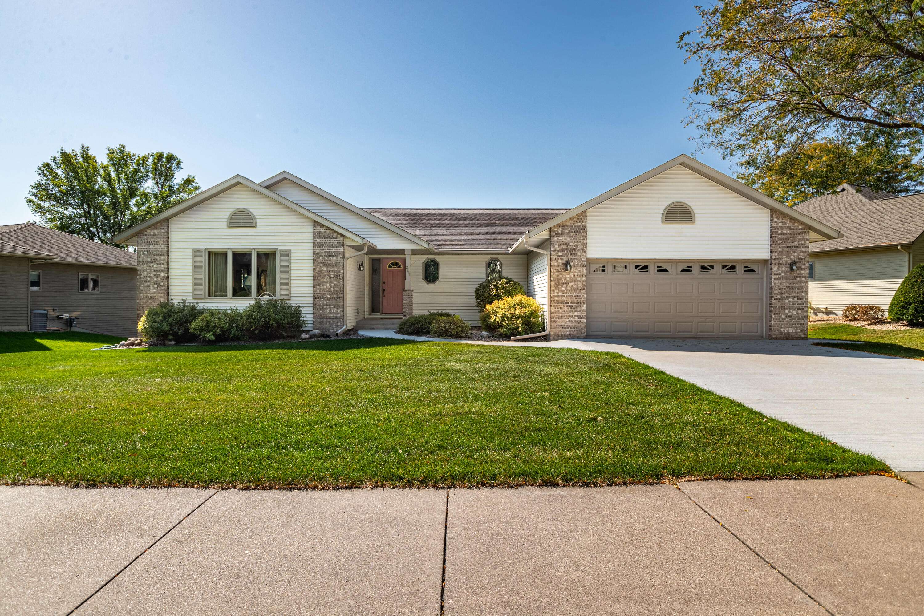 241 Larkspur Ln E, Onalaska, WI 54650