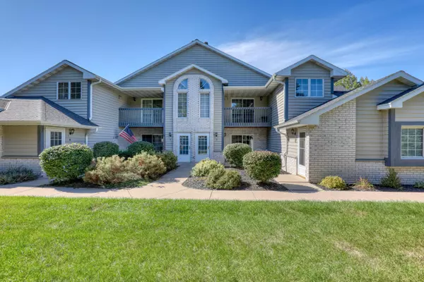 W240N2566 E Parkway Meadow Cir Unit 2, Pewaukee, WI 53072