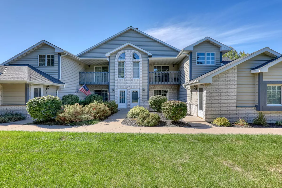 Pewaukee, WI 53072,W240N2566 E Parkway Meadow Cir Unit 2