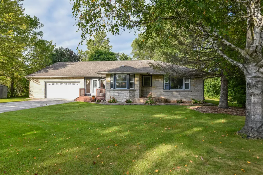 5045 S 40th St, Greenfield, WI 53221