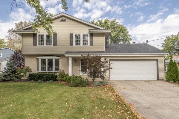 2300 Avalon Dr, Waukesha, WI 53186