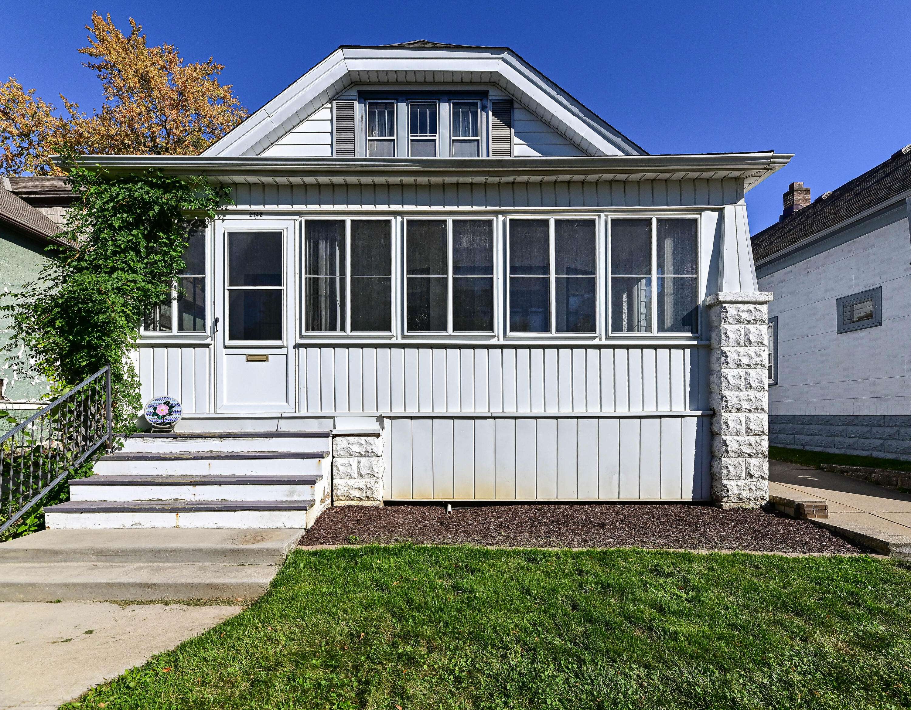 2142 N 61st St,  Wauwatosa,  WI 53213