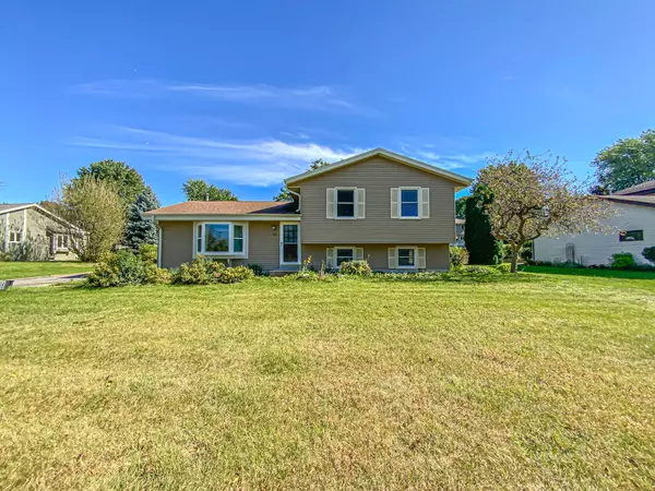 366 Forest Grove Dr, Pewaukee, WI 53072