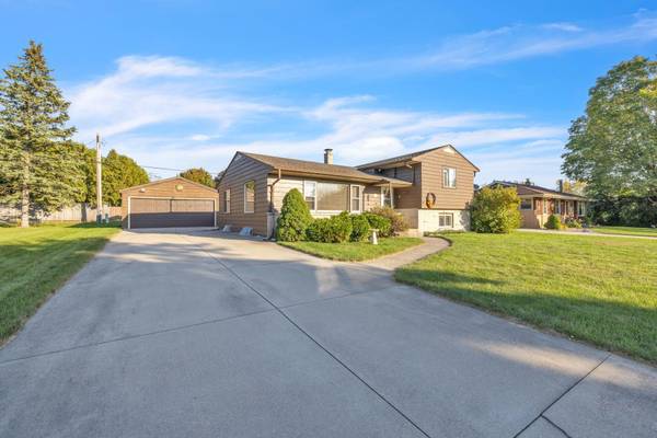 1626 S 165th St, New Berlin, WI 53151