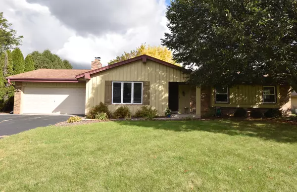 W222N2310 Glenwood Ln, Pewaukee, WI 53186