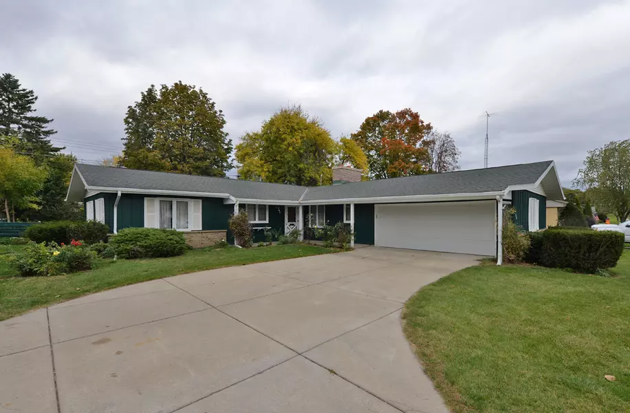 908 Perry Ave, Racine, WI 53406