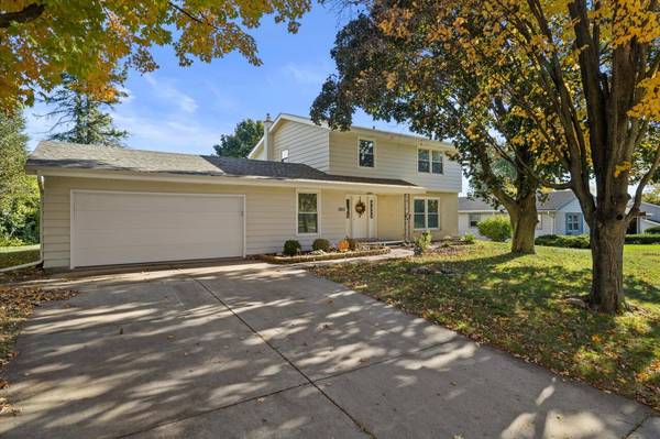 1923 Sunnyside Dr, Waukesha, WI 53186