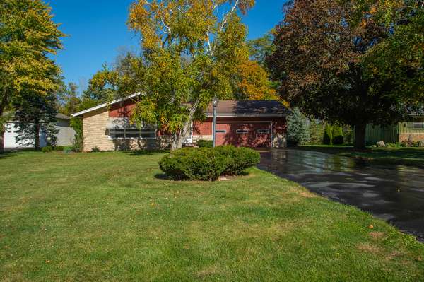 5300 Twin Elms Dr, Caledonia, WI 53406