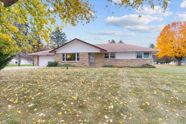 W239N6952 Maple Ave, Sussex, WI 53089