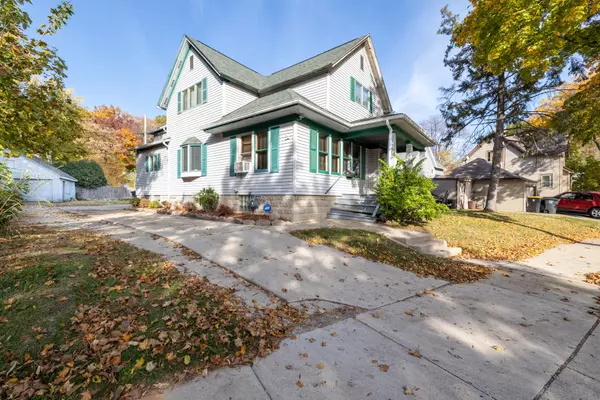 Wauwatosa, WI 53213,7216 St James St