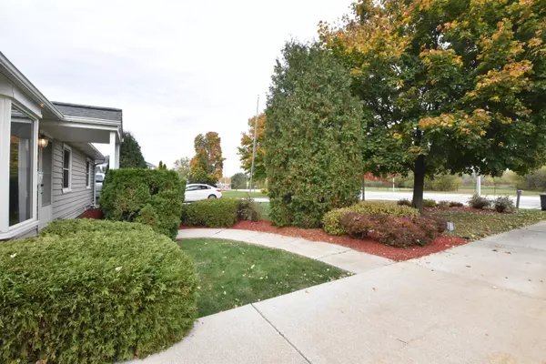 Wauwatosa, WI 53222,4319 N Mayfair Rd