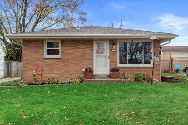 5579 S Trinthammer Ave, Cudahy, WI 53110