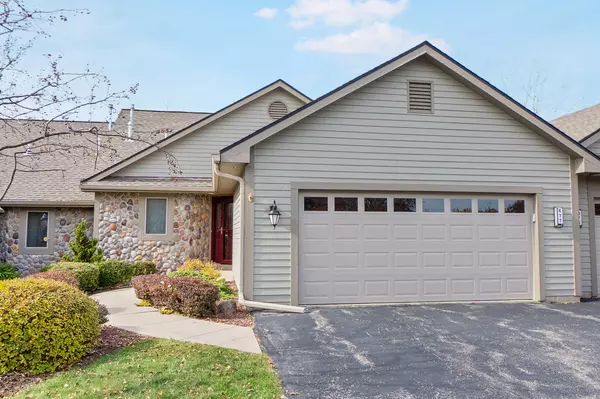 477 Sunset Trl, Hartland, WI 53029