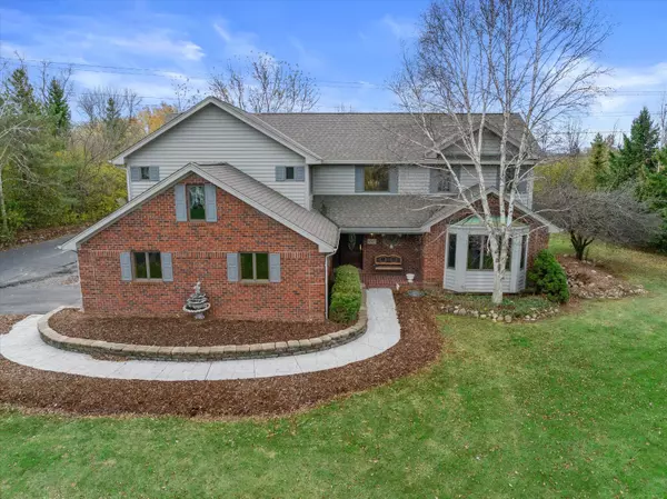 4585 Bittersweet Ln, Cedarburg, WI 53012