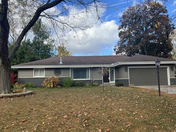 2300 W Apple Tree Rd, Glendale, WI 53209