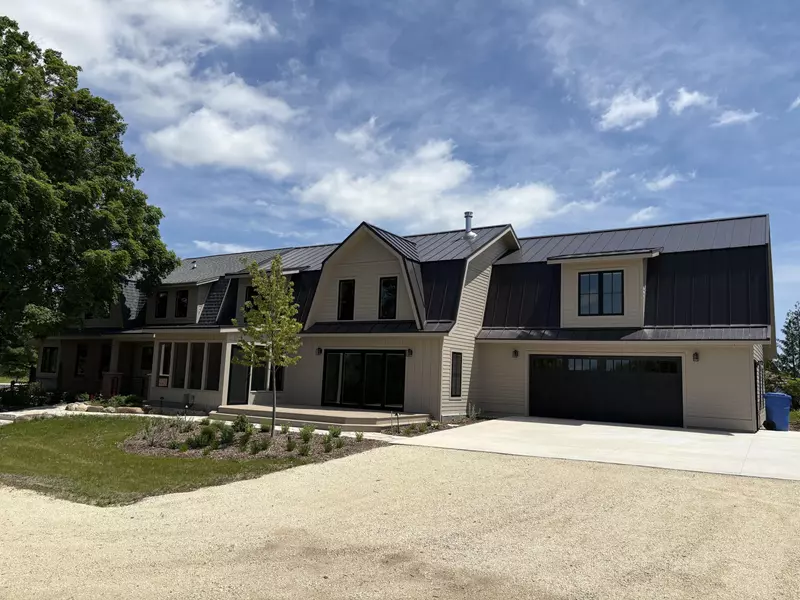 10823 Pleasant Valley Rd, Cedarburg, WI 53012