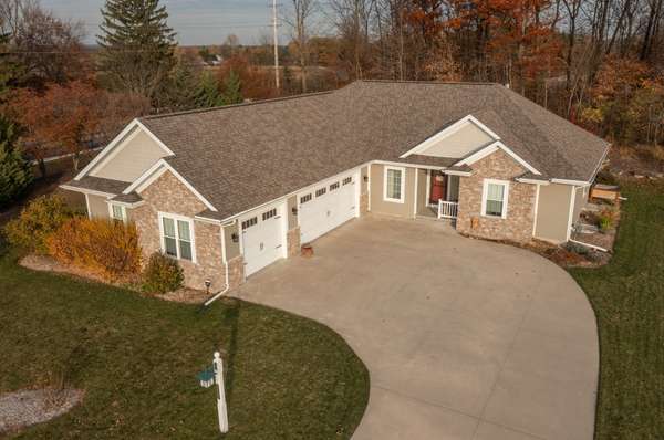 3290 Creekwood Cir, Jackson, WI 53037