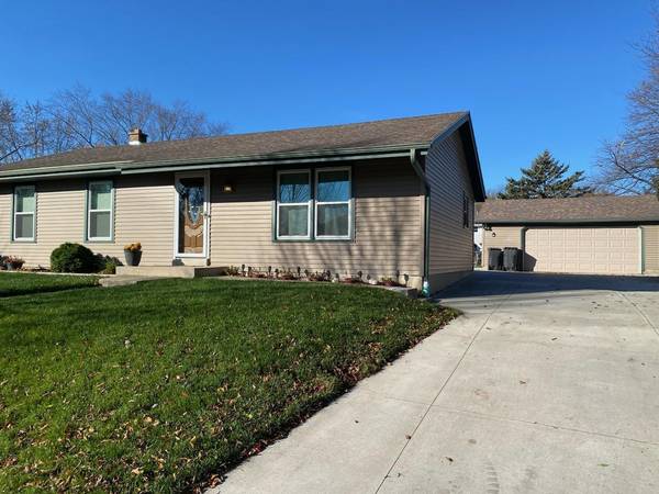 1860 Waterview Ln, Waukesha, WI 53189