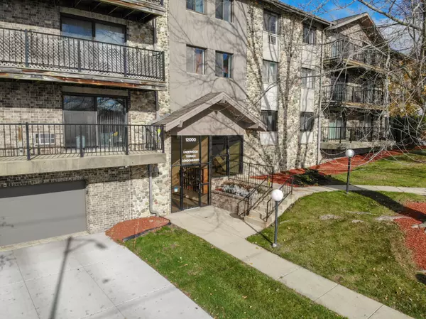 12000 W Bluemound Rd Unit 310, Wauwatosa, WI 53226