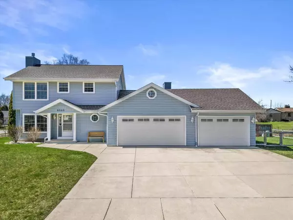 8565 S Stone Creek Dr, Oak Creek, WI 53154