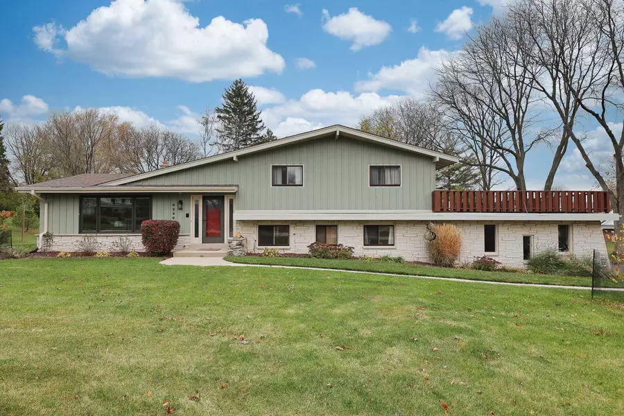 8240 Fairmont Ln, Greendale, WI 53129