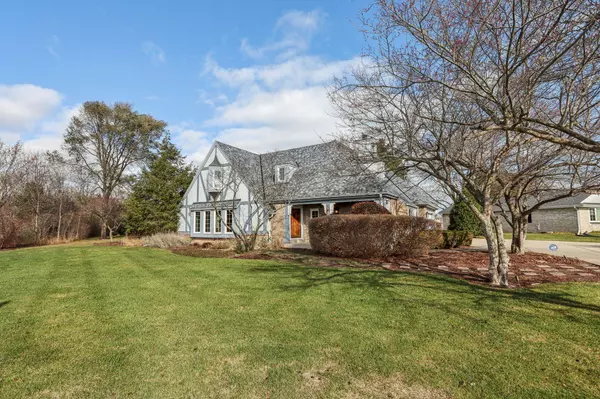 Mequon, WI 53092,1348 W River Oaks Pl