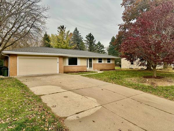 512 W Montclaire Ave, Glendale, WI 53217