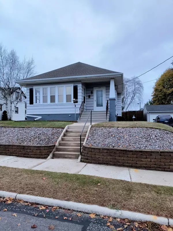 1022 Manila St, Manitowoc, WI 54220