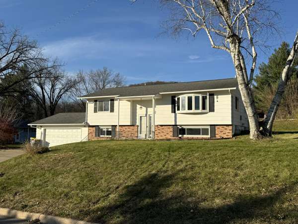 604 Riverview Ave, La Crescent, MN 55947