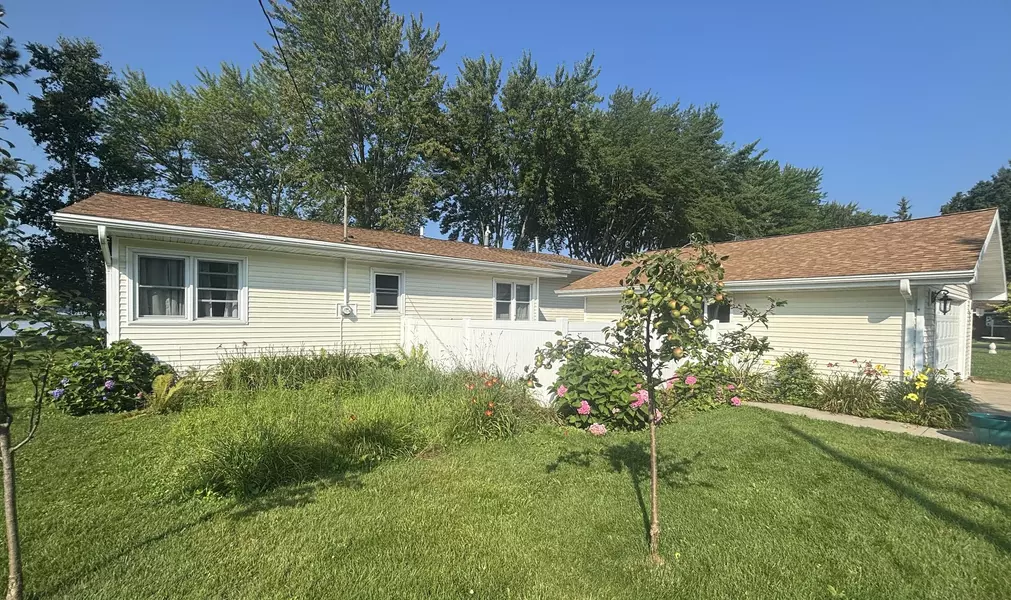 330 W Wallrich Rd, Cecil, WI 54111