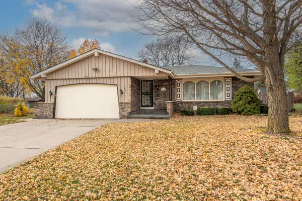 1021 W Wake Forest Ct, Oak Creek, WI 53154