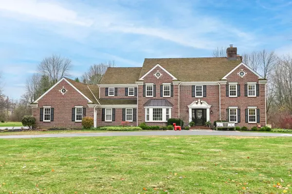 2127 W Columbia Dr, Mequon, WI 53092