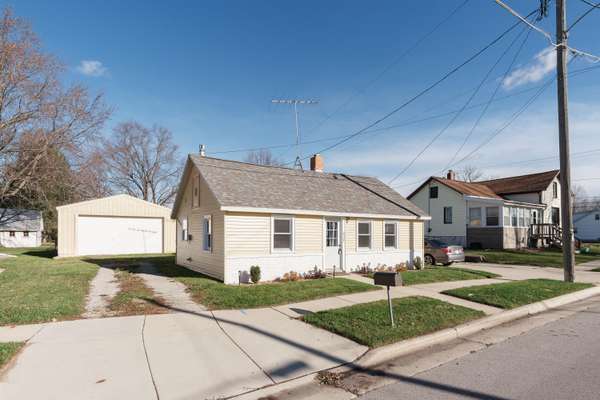 202 W Spaulding St, Watertown, WI 53098