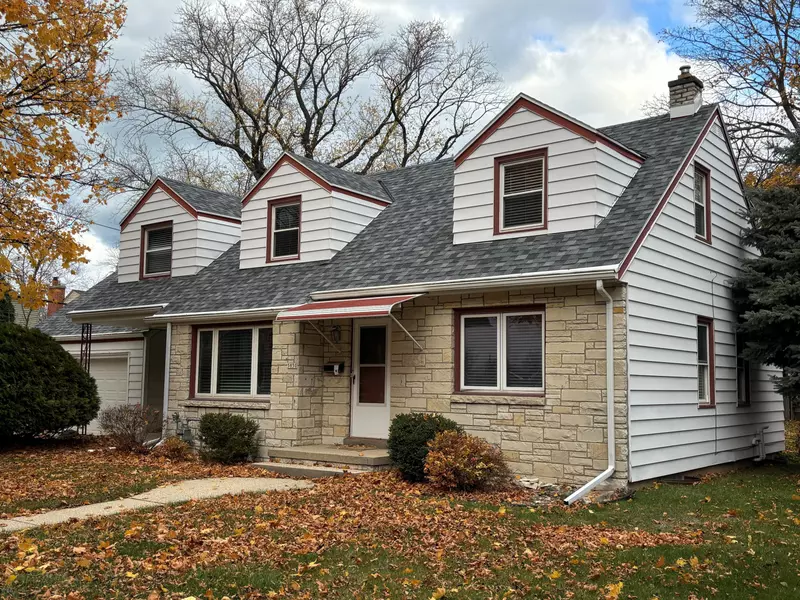 5850 N Lydell Ave, Whitefish Bay, WI 53217