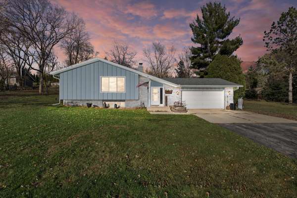 S47W22422 Lawnsdale Ct, Waukesha, WI 53189