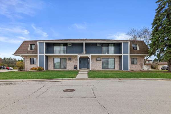 3195 W Mangold Ave Unit H, Greenfield, WI 53221