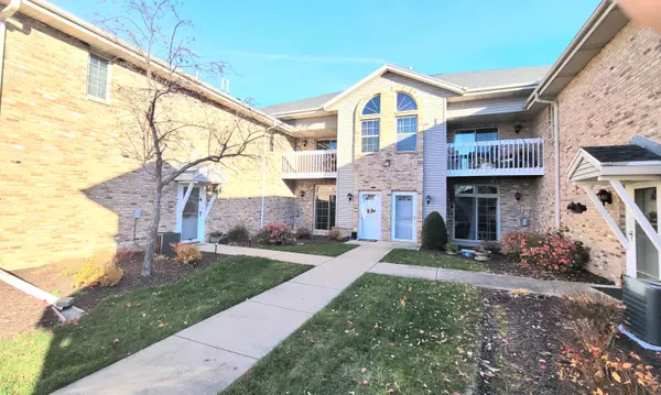 435 W Aspen Dr Unit 17, Oak Creek, WI 53154