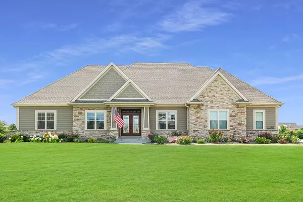 1671 Whistling Hill Cir, Hartland, WI 53029