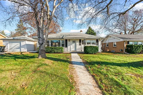 3258 N Mayfair Rd, Wauwatosa, WI 53222