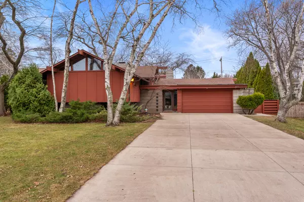 8935 N Tennyson Dr, Bayside, WI 53217