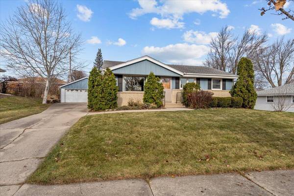 N84W14634 Schlafer Dr, Menomonee Falls, WI 53051