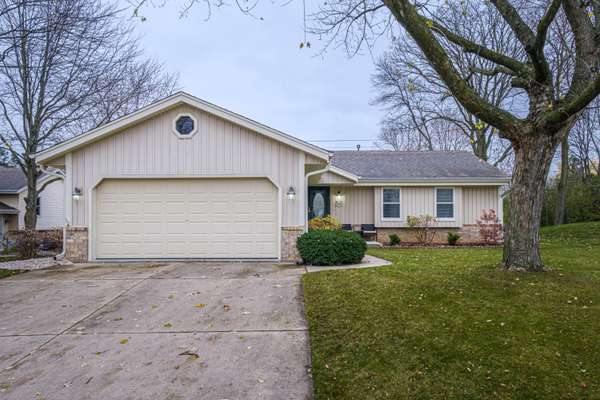 W152N7738 Countryside Dr, Menomonee Falls, WI 53051